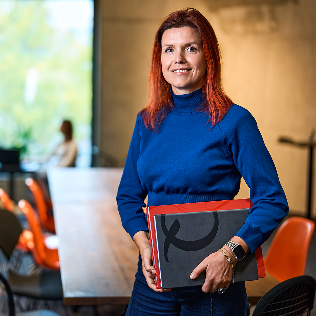 casusQuo employee holding a branded folder