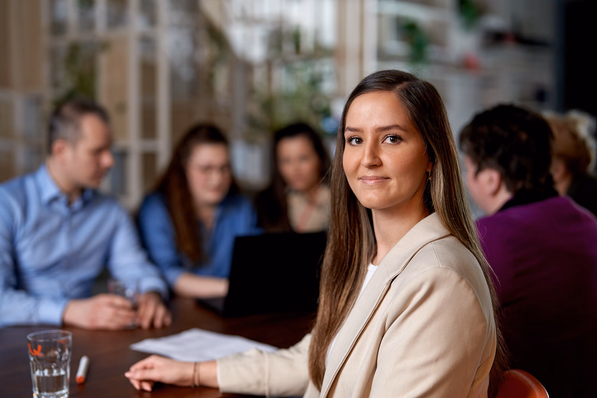 casusQuo employee smiling in a team meeting